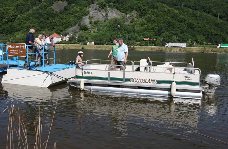 Katamarán na řece v pátek dopoledne vyzkoušeli první odvážlivci. 