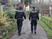 Policisté na kontrole chatek v Dolních Zálezlech.