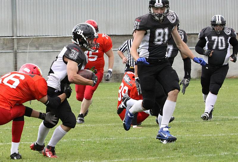 Američtí fotbalisté SC Blades Ústí (černí) doma porazili Hellboys České Budějovice 34:11.