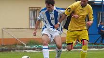 Fotbalisté Chabařovic (pruhovaní) doma porazili Malé Březno vysoko 6:1.