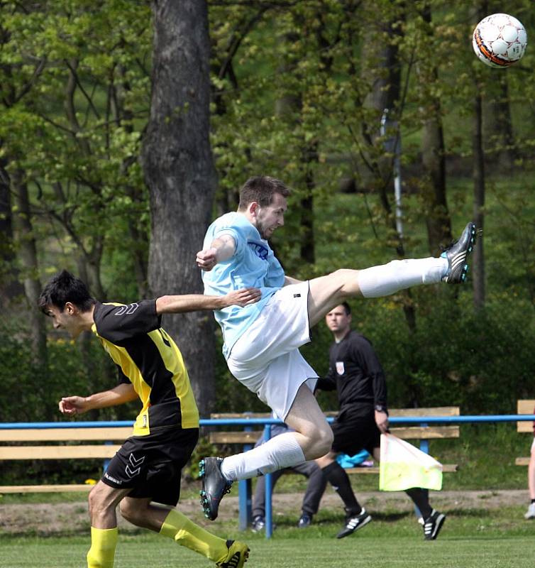 Fotbalisté Chlumce (žlutí) porazili Tisou a vykročili za záchranou v 1.B třídě.