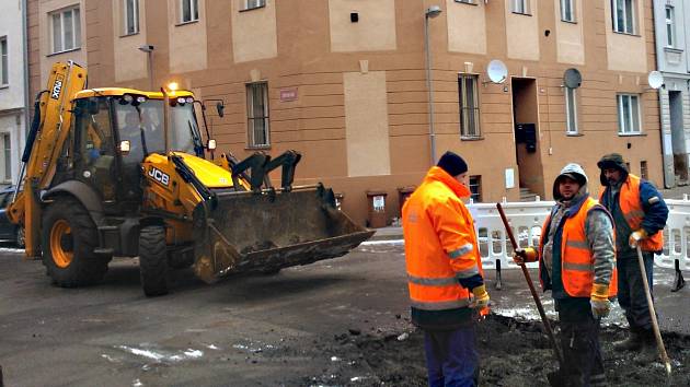 Ve Varšavské ulici znovu prasklo vodovodní potrubí. Desítky lidí se ocitly bez vody.