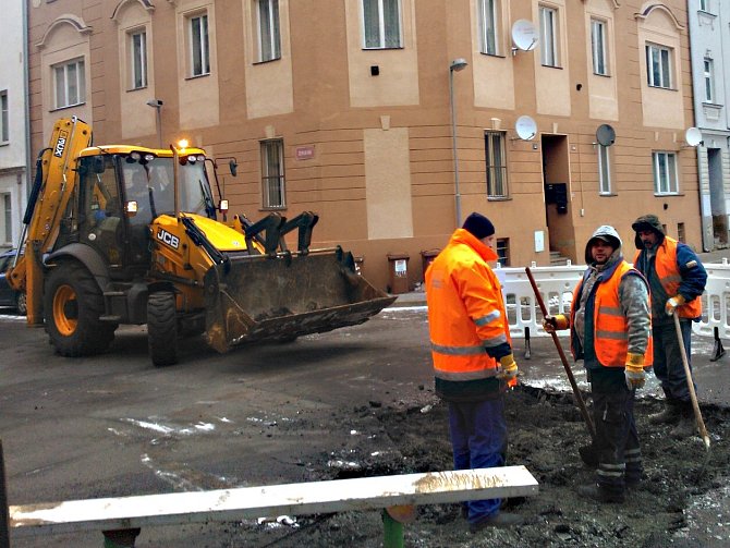 Ve Varšavské ulici znovu prasklo vodovodní potrubí. Desítky lidí se ocitly bez vody.