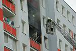 Osm hasičských jednotek v sobotu dopoledne zlikvidovalo požár bytu v ulici V oblouku v Ústí nad Labem.