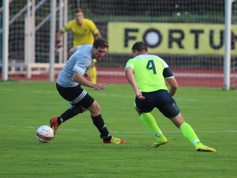 Fotbalisté Neštěmic (šediví) zvítězili v Krupce 3:2 po penaltách.