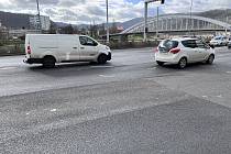 Čáry na asfaltu připomínají nedávnou nehodu na křižovatce Předmostí a Přístavní ulice v Ústí.