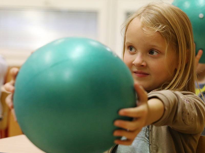 Děti používají ve škole při výuce a o přestávce relaxační balony SBALL.