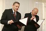 Předseda krajské ČSSD Arno Fišera podepsal koaliční spolupráci na vedení Ústeckého kraje s komunistou Oldřichem Bubeníčkem (vpravo), který by se měl stát novým hejtmanem.  
