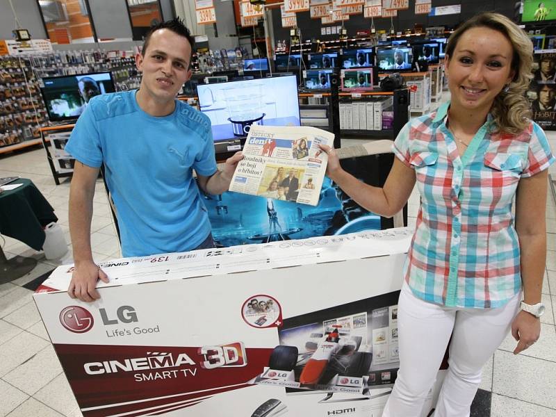 Ústečanka Veronika Bergerová se svým přítelem Lukášem Kutílkem vyhráli v soutěži Deníku a hypermarketu Globus televizor LG s úhlopříčkou 140 cm v ceně 37 tisíc Kč.