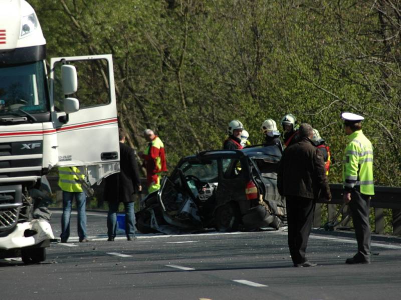 Hlavní tah z Ústí na Lovosice uzavřela nehoda.