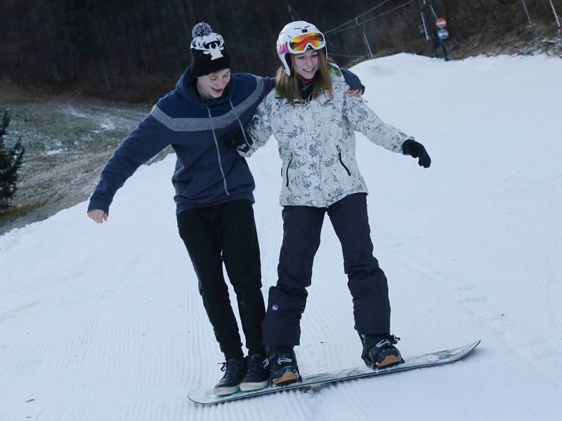 Ski areál Telnice přivítal o víkendu první milovníky lyžování.