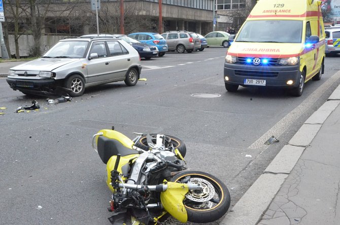 Nehoda motorkáře a auta - ilustrační fotografie.