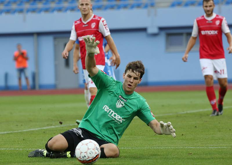 Ústečtí fotbalisté (pruhovaní) doma porazili Pardubice 2:0.