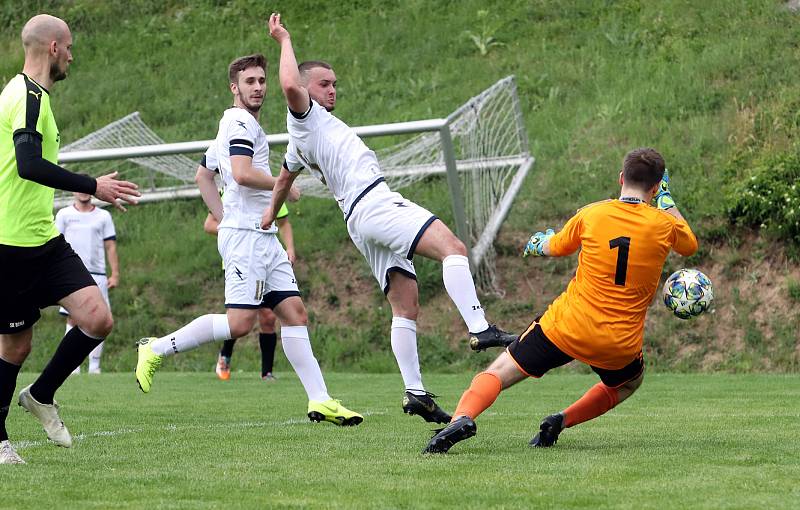 Fotbalisté Brné (zelenočerní) porazili Krupku (bílí) 3:1 a postoupili do semifinále krajského poháru, ve kterém přivítají opět na svém hřišti Domoušice.