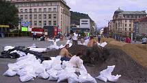 Ve čtvrtek 15. srpna 2002 se výrazně zhoršila situace v Krásném Březně. V centru města se lidé na velkou vodu připravovali naplňováním pytlů s pískem.