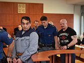 Obžalovaní muži před krajským soudem. Podle obžaloby mají na svědomí i přepadení banky v Klášterci nad Ohří.