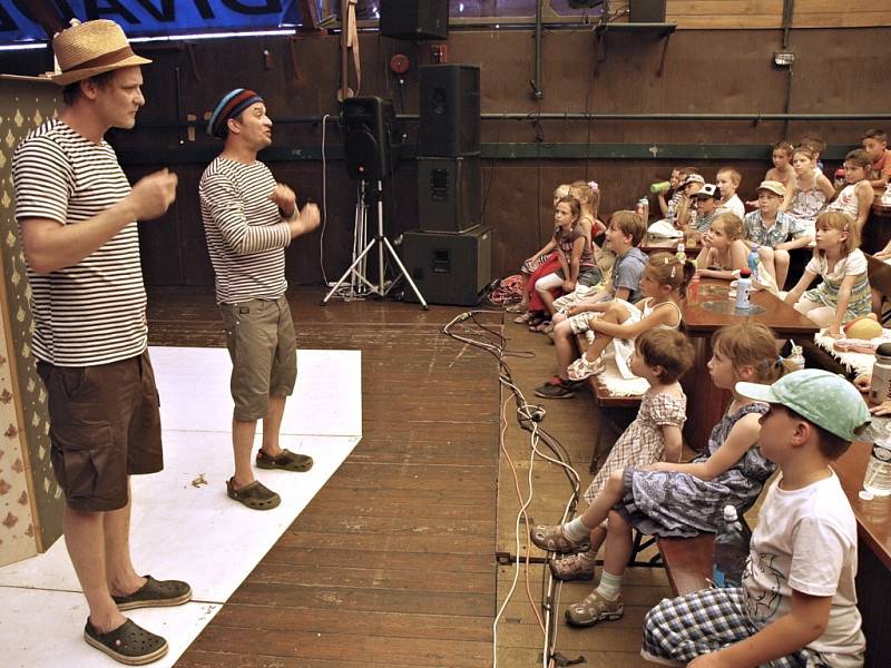 Herci ze souboru Činoherák Ústí předvedli dětem z ústeckých škol komediální maňáskové představení Lakomá Barka.
