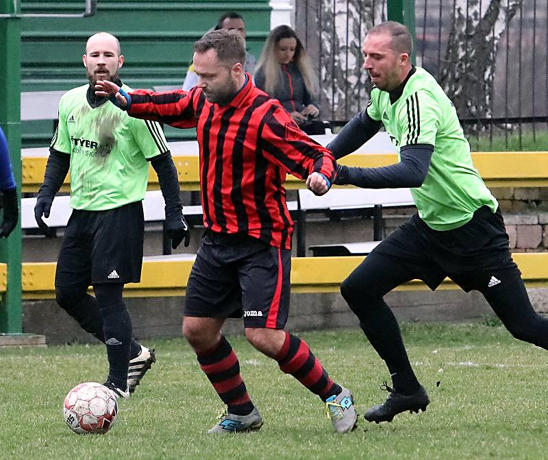 I. B třída 16. kolo.. Fotbalisté TJ Svádov - Olšinky (zelenočerní) zvítězili nad  TJ Union Děčín (pruhovaní) 3:1.