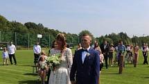 Na fotbalovém hřišti v Libouchci proběhla v pátek 13. srpna svatba. Jiří Novák, libouchecký fotbalista, si vzal děčínskou volejbalistku Lucii Strzepkovou.
