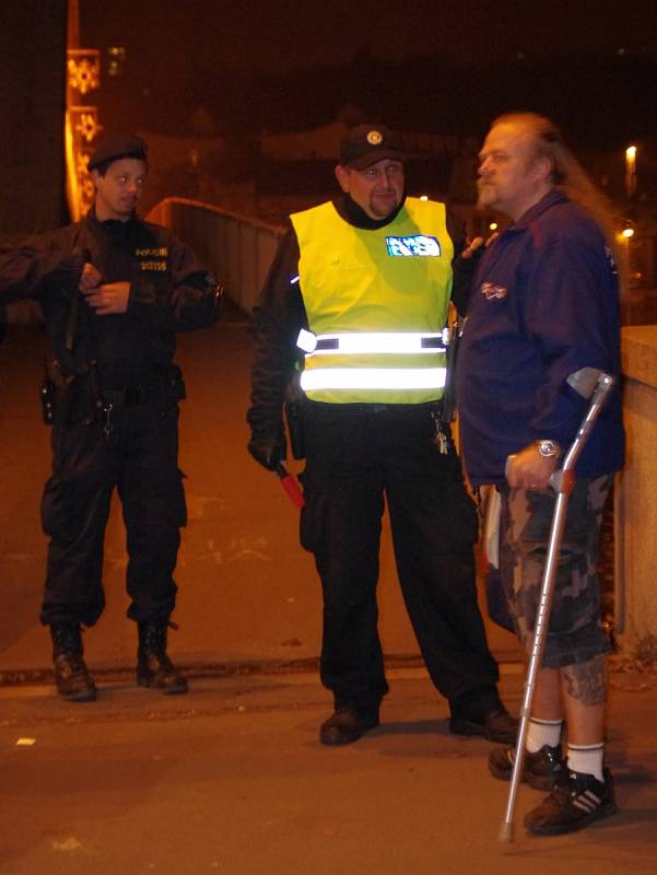 Na mostní oblouk Benešova mostu vyšplhal údajný sebevrah, zpacifikovat se ho policii podařilo až po padesáti minutách.