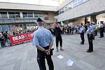 Demonstrace proti zrušení nemocnice v Rumburku před Krajským úřadem v Ústí nad Labem.