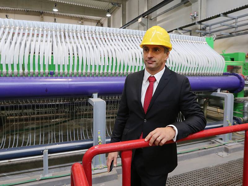 Novou technologie membránové elektrolýzy ve Spolchemii v Ústí nad Labem představil generální ředitel Daniel Tamchyna ( v kravatě) a výrobní ředitel Jan Dlouhý (s knírkem).