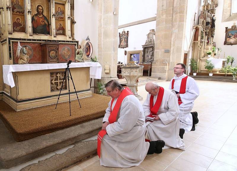 Velikonoce v církvi ovlivňuje koronavir. Proto velkopáteční obřady probíhají formou videopřenosu. Věřící sledují, co se v kostele děje, v počítači a nebo na mobilním telefonu.