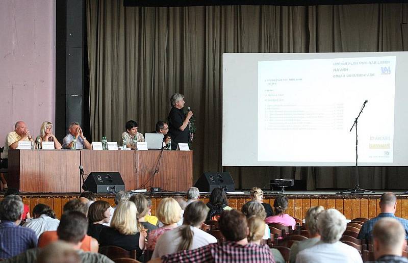 V to se změnilo veřejné projednávání návrhu územního plánu v Domě kultury. Nejvíce lidé protestovali proti plánovaným tunelům.