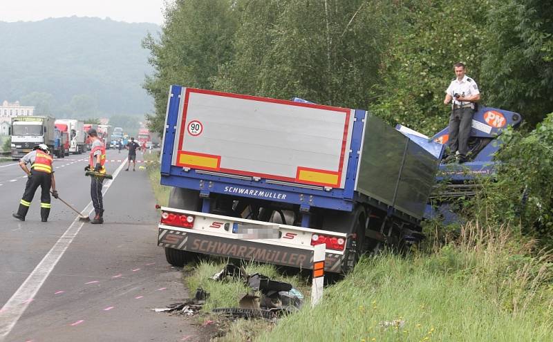 Tragická dopravní nehoda zablokovala hlavní silniční tah z Ústí nad Labem na Děčín.