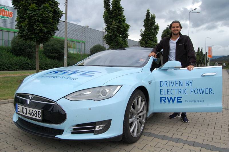  Elektromobil Tesla S se na své RWE GO and See Tour zastavil i v Ústí nad Labem.