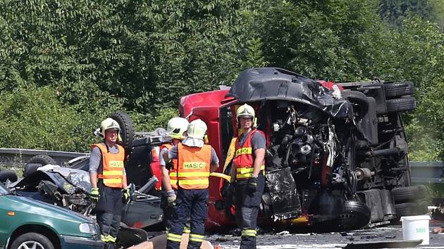 Tragická dopravní nehoda se stala v pátek odpoledne u Mojžíře na silnici č. 62 směrem na Děčín.