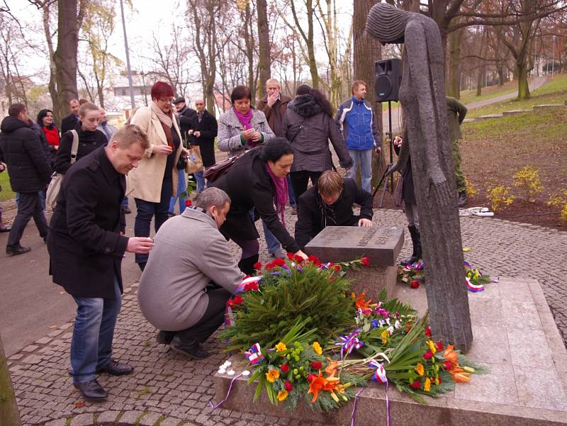 Ústečané se spolu s politiky sešli u pomníku Oblbrama Zoubka obětem komunismu v Městských sadech, aby si připoměli obě výročí 17. listopadu, z roku 1939 i 1989. 