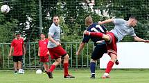 Fotbalisté Českého Lva Neštěmice (šedočervení) zahájili nový ročník I.A třídy vítězstvím nad FK Bílina (modří) 3:1.