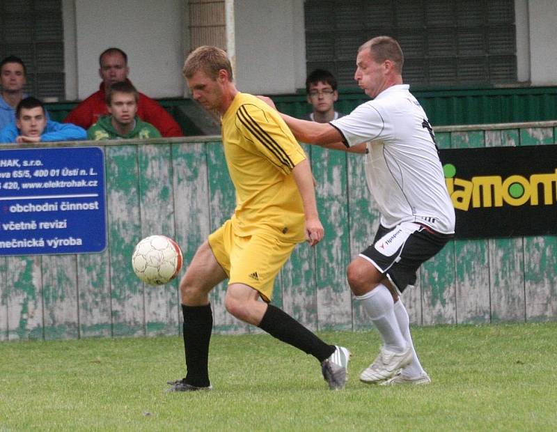 Fotbalisté Střekova (žluté dresy) prohráli s Krupkou 2:3 a sestupují do 1.A třídy.   