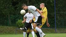 Fotbalisté Střekova (žluté dresy) prohráli s Krupkou 2:3 a sestupují do 1.A třídy.   