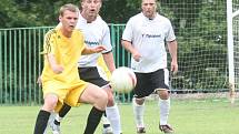 Fotbalisté Střekova (žluté dresy) prohráli s Krupkou 2:3 a sestupují do 1.A třídy.   