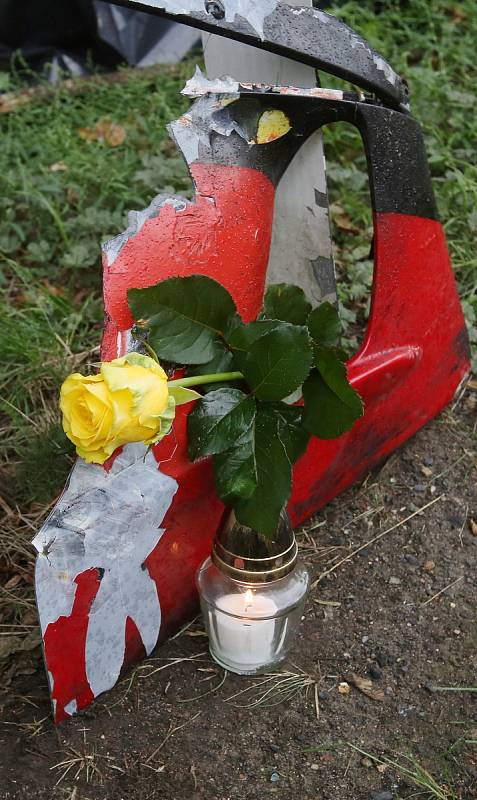 Pietní místo mezi Ústím nad Labem a Chlumcem připomíná středeční tragickou dopravní nehodu.