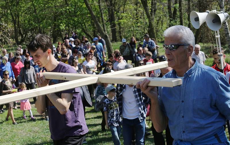 Představitelé církve v Ústí nad Labem odpoledne vystoupili na Mariánskou skálu.