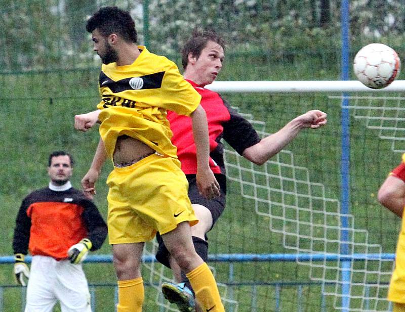 Fotbalisté Mojžíře (žlutí) doma v derby porazili Velké Březno 3:0.