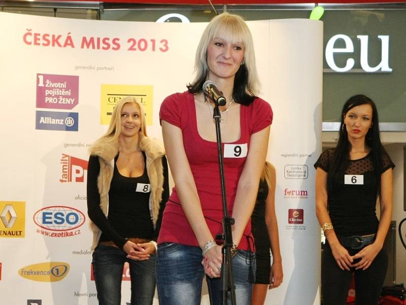 Casting na Českou miss 2013 ve Foru v Ústí nad Labem.