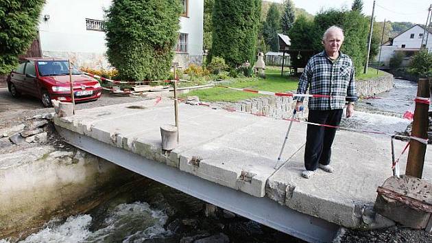 Dva měsíce po povodni mají Veselovští konečně pořádný mostek ke svému domu. Nyní šetří na zábradlí a novou branku.