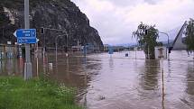 V Ústí nad Labem ve čtvrtek 14. srpna zaplavila voda z Labe celou přístavní ulici. Snímky jsou také z centra města, kde se lidé připravovali na povodeň naplňováním pytlů s pískem.