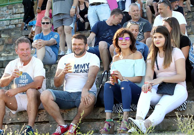 I.A třída. Ústecké městské derby Neštěmice (bíločervení) - Mojžíř (černí) skončilo remízou 2:2, na penalty zvítězilo mužstvo Neštěmic.