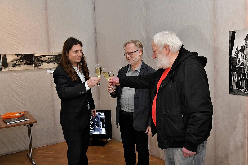 Fotografie ze křtu knihy o Karlu Gottsteinovi. Zleva: Jiří Preclík, Václav Houfek, Vladimír Kaiser.