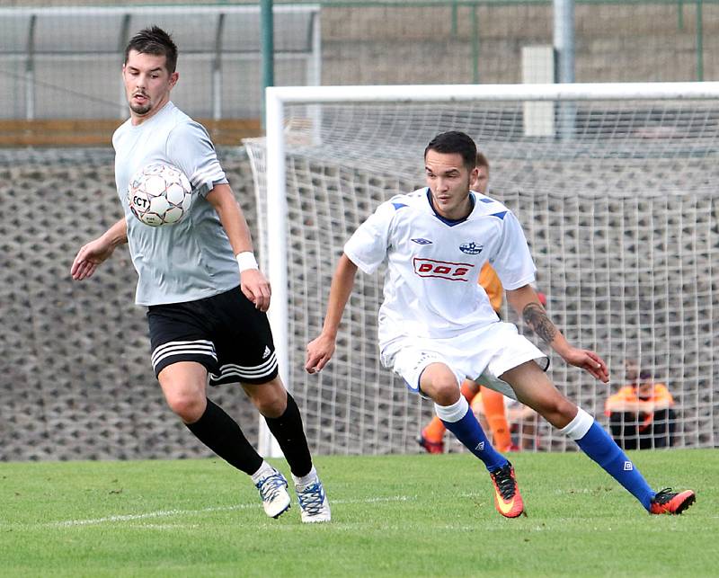 Fotbalisté Neštěmic (v šedém) doma otočili zápas proti Junioru Děčín a vyhráli 6:2. Foto: Deník/Rudolf Hoffmann