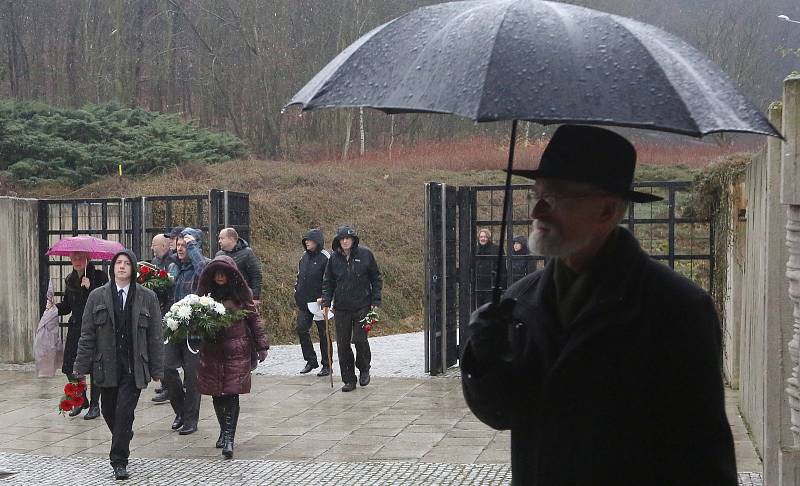 Zhruba tři stovky lidí se přišly rozloučit s předsedkyní Českého statistického úřadu (ČSÚ) Ivou Ritschelovou.