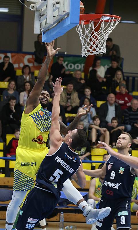 Basketbalový zápas mezi Slunetou Ústí nad Labem a Děčínem.