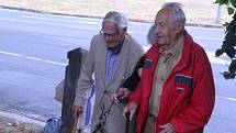 Přišel i senior Arnošt Štolz (93, vpravo), který byl u nehody přítomen jako mladý železničář. Zemřela mu zde maminka. Vzpomínal i Trmičan Hanuš Adamec (71)