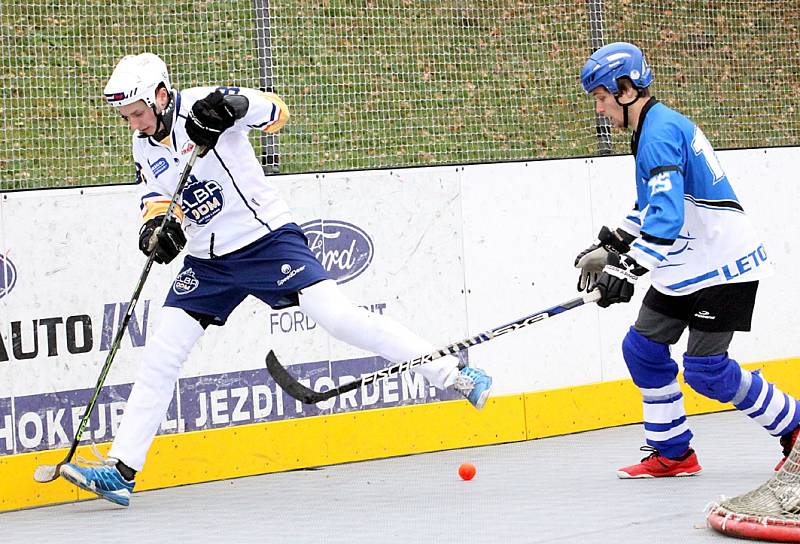 Ústečtí hokejbalisté (bílé dresy) doma porazili Letohrad 2:1.