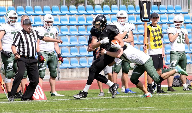 Paddock liga 2019. Ústečtí Blades (černé dresy) přehráli při prvním utkání na městském stadionu Alligators Brno (bílo-zelené dresy) 30:0.